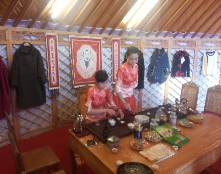 蒙古包内的茶道